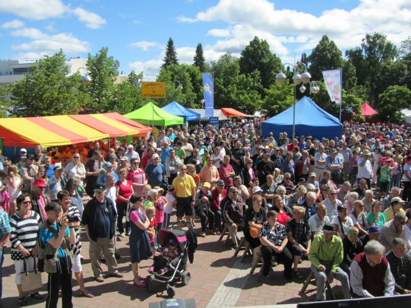 Munamarkkinayleisöä ja torikojuja