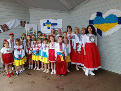Laitilan ukrainalaisia torilla esiintymässä kansallispuvuissa.