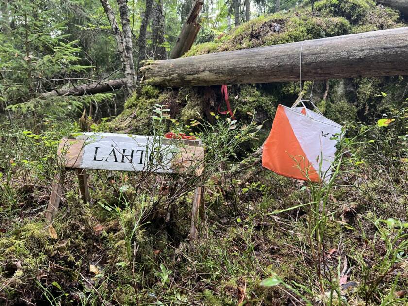 Suunnistuksen lähtöpaikkapenkki ja lippu