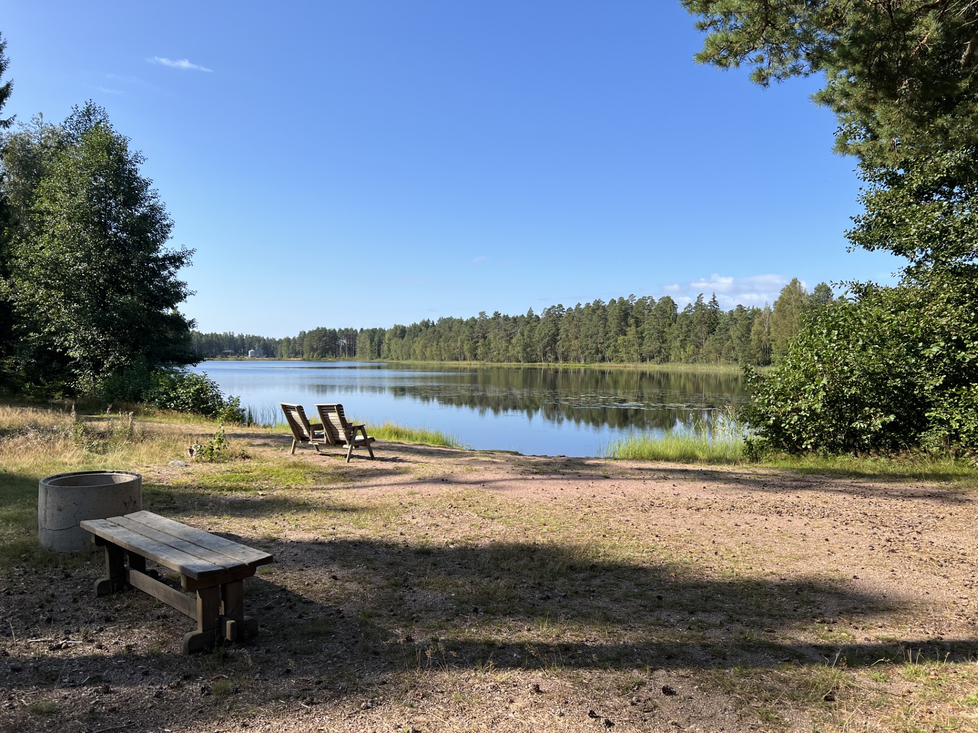 Uimarannalla kaksi penkkiä