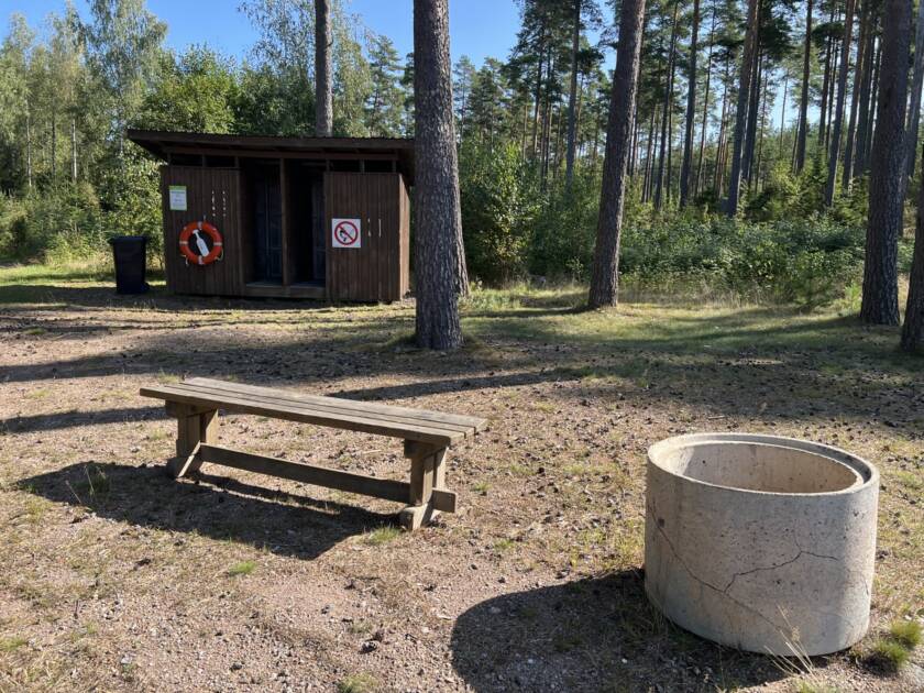 Pukukopit, pöytä ja betonipata